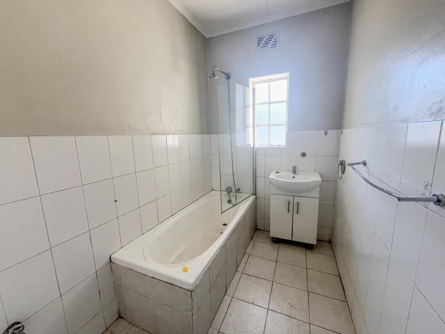 To Let 4 Bedroom Property for Rent in Thornton Western Cape